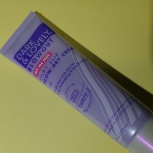 4/25 bundle item. Dark & Lovely Blowout Cream